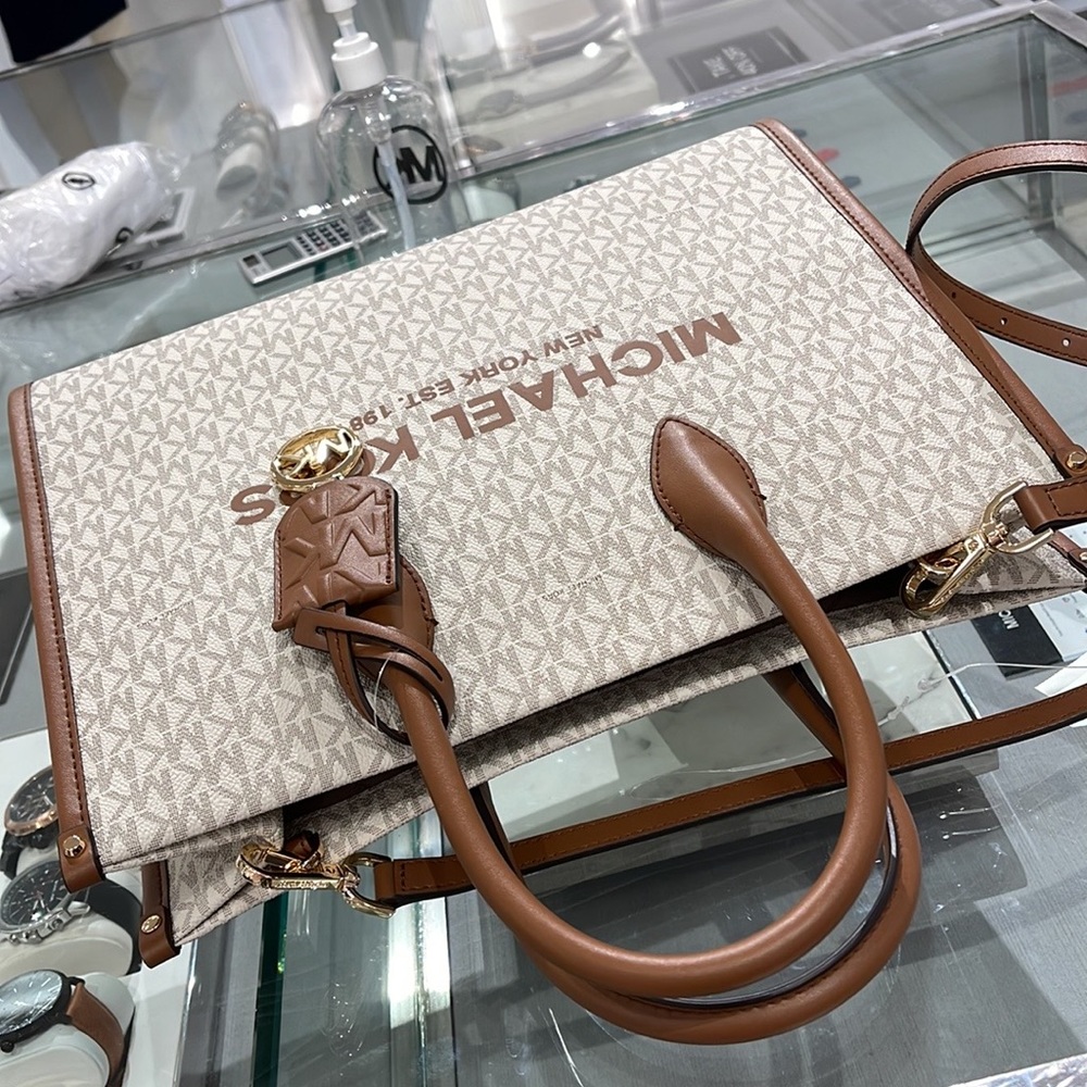 Michael Kors "Mirella" MD EW Tote Vanilla Shoulder Tote
35F2G7ZT2B - NWT - Picture 10 of 16